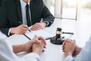איך בוחרים עורך דין מתאים לניהול תיק הגירושין שלך
